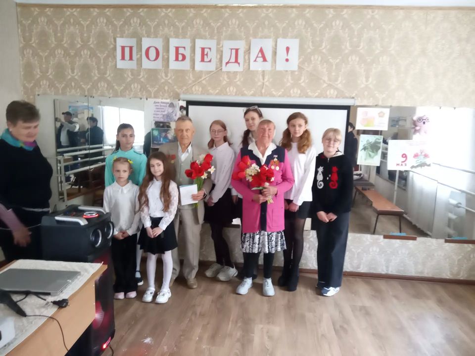 В городе Новодружеск Администрация и ученики школы поздравили ветеранов с наступающим Днем Победы В городе Новодружеск Администрация и ученики школы поздравили ветеранов с наступающим Днем Победы