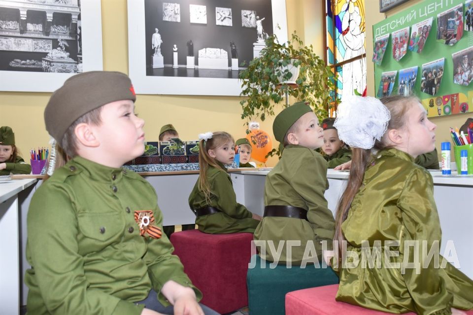 преддверии Дня Победы в Перевальском районном историческом музее прошла встреча с воспитанниками детского сада «Родничок» преддверии Дня Победы в Перевальском районном историческом музее прошла встреча с воспитанниками детского сада «Родничок»