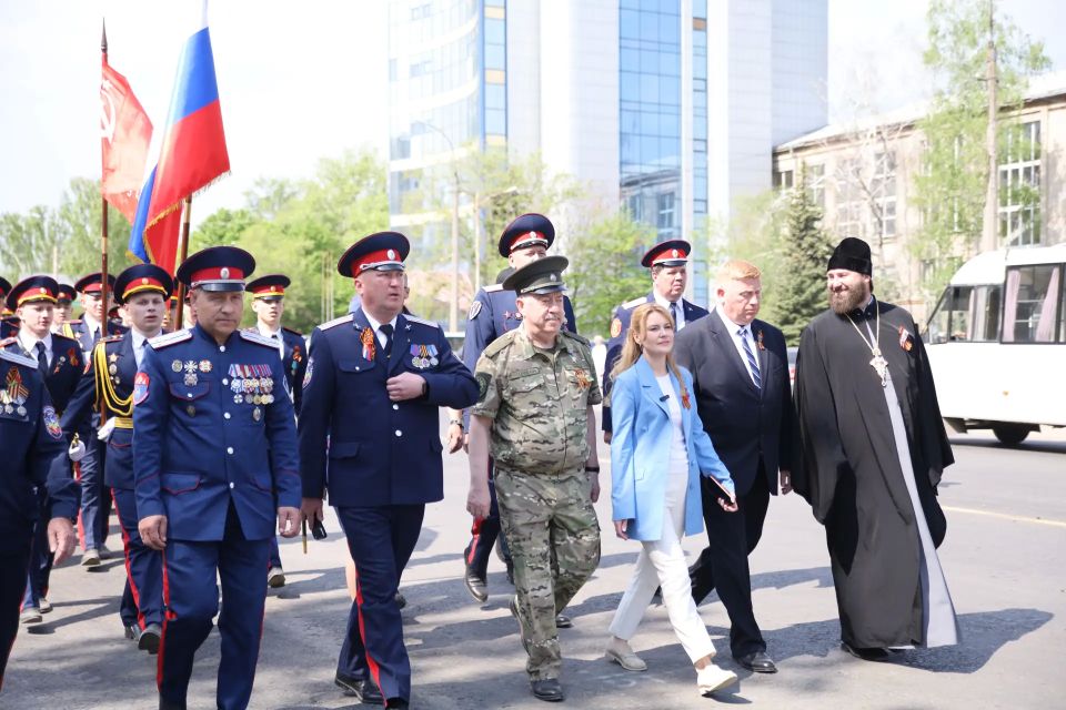 В Луганске прошли парады у домов ветеранов Великой Отечественной войны В Луганске прошли парады у домов ветеранов Великой Отечественной войны