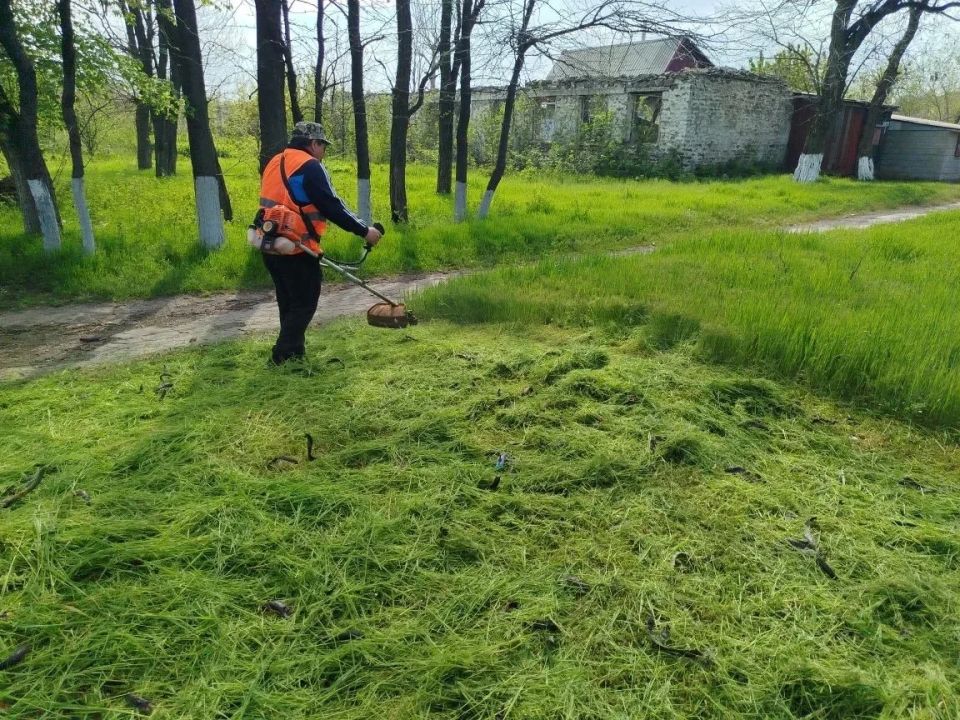 Андрей Рубанцов: Ровеньковские коммунальщики косят траву и наводят порядок на улицах города Андрей Рубанцов: Ровеньковские коммунальщики косят траву и наводят порядок на улицах города