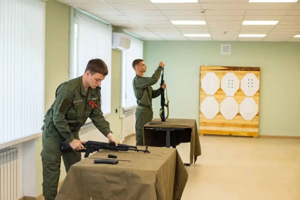 Вице-премьер Правительства России Дмитрий Чернышенко оценил работу Луганского филиала Центра военно-спортивной подготовки и патриотического воспитания молодежи «ВОИН» Вице-премьер Правительства России Дмитрий Чернышенко оценил работу Луганского филиала Центра военно-спортивной подготовки и патриотического воспитания молодежи «ВОИН»