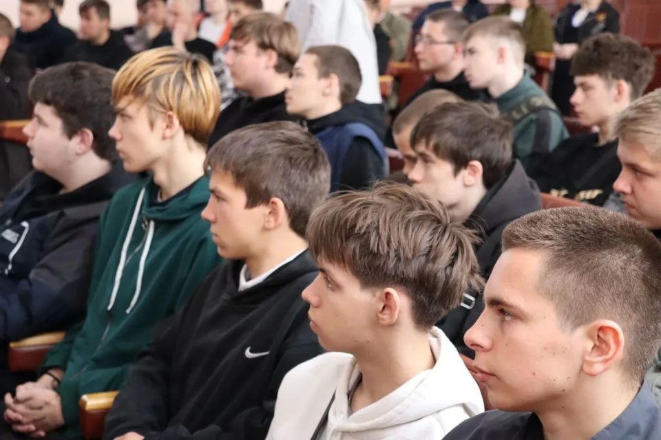Сегодня прошел патриотический классный час, посвященный Дню Победы – 9 мая Сегодня прошел патриотический классный час, посвященный Дню Победы – 9 мая