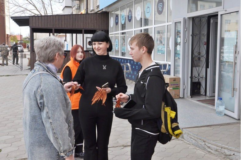 В преддверии Дня Победы волонтёры Добро.Центра МБУ ЦД «Победа» совместно с партией «Единая Россия» провели патриотическую акцию: они раздавали георгиевские ленты жителям города на улице Энгельса В преддверии Дня Победы волонтёры Добро.Центра МБУ ЦД «Победа» совместно с партией «Единая Россия» провели патриотическую акцию: они раздавали георгиевские ленты жителям города на улице Энгельса