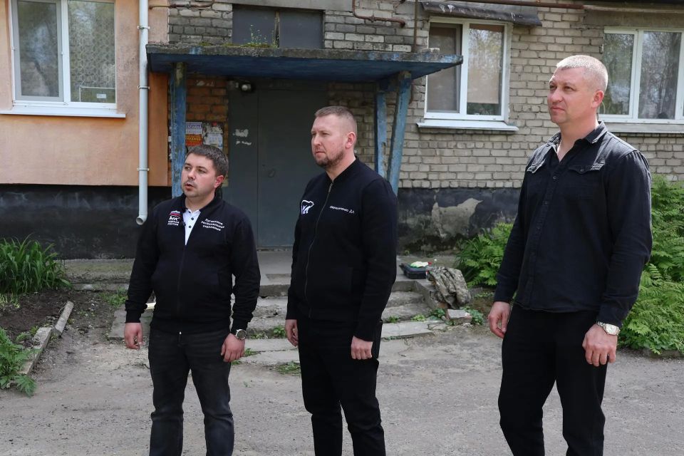 Всего за два дня придомовая территория у дома №20 по улице 395-й Шахтерской Дивизии в Луганске преобразилась Всего за два дня придомовая территория у дома №20 по улице 395-й Шахтерской Дивизии в Луганске преобразилась
