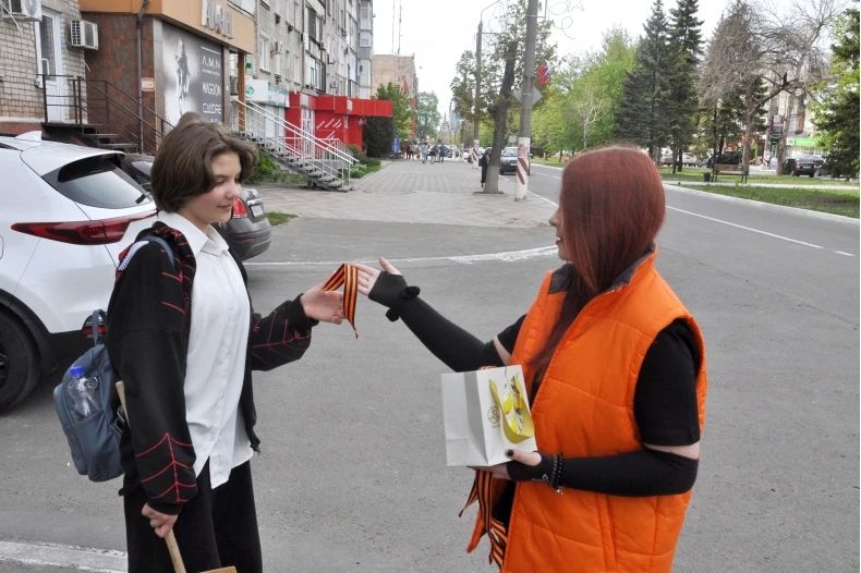 В преддверии 9 мая свердловчанам вручили символ Победы В преддверии 9 мая свердловчанам вручили символ Победы