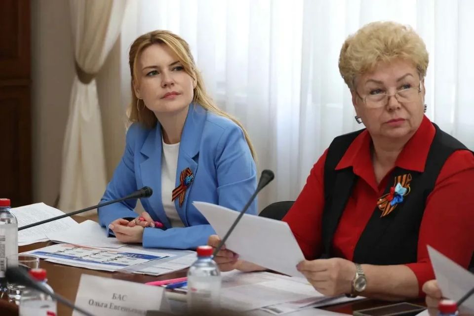 В Луганске состоялось заседание межведомственной рабочей группы по реализации проекта «Лица Героев» В Луганске состоялось заседание межведомственной рабочей группы по реализации проекта «Лица Героев»