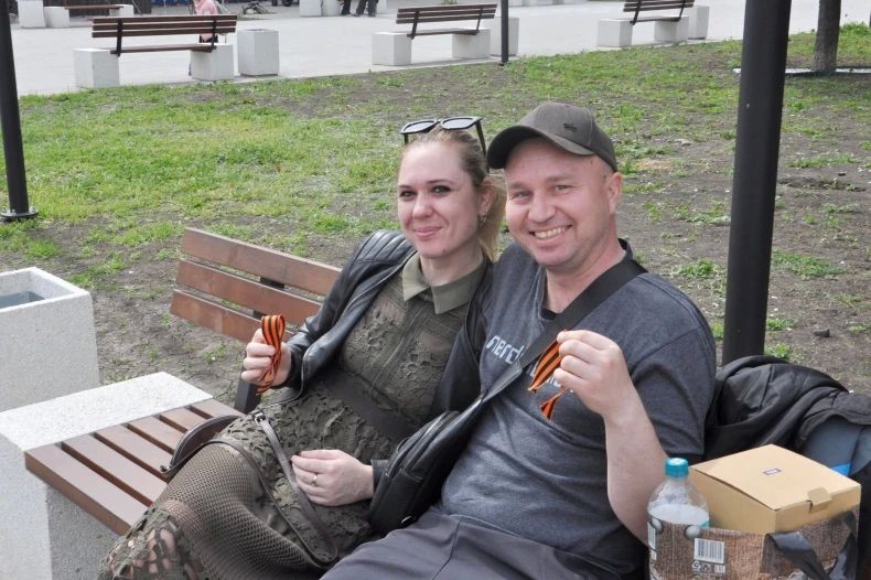 В преддверии 9 мая свердловчанам вручили символ Победы В преддверии 9 мая свердловчанам вручили символ Победы