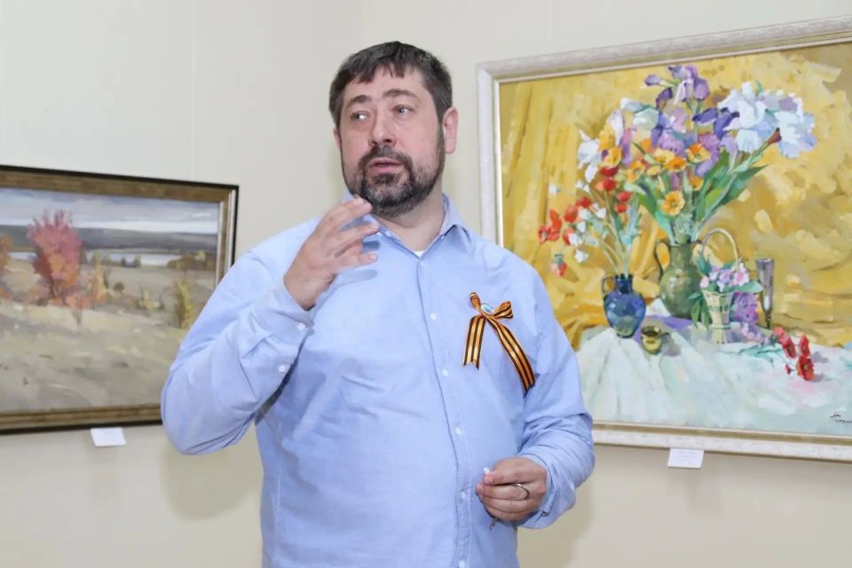 В Галерее искусств Луганского художественного музея состоялось открытие Республиканской художественной выставки членов Союза художников ЛНР, приуроченной к Дню Победы в Великой Отечественной войне В Галерее искусств Луганского художественного музея состоялось открытие Республиканской художественной выставки членов Союза художников ЛНР, приуроченной к Дню Победы в Великой Отечественной войне