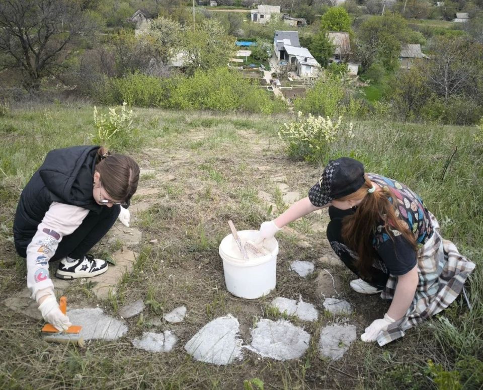 Работники и студенты Лутугинского колледжа облагородили холм на самой высокой точке при въезде в город Лутугино Работники и студенты Лутугинского колледжа облагородили холм на самой высокой точке при въезде в город Лутугино