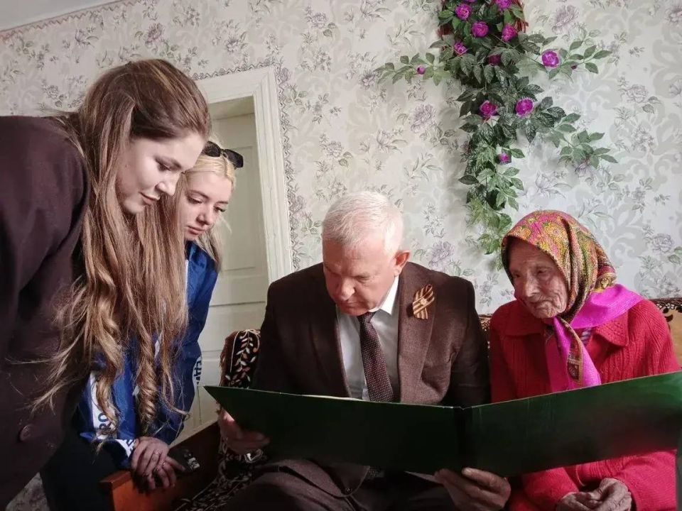 Владимир Шавлай: Сегодня, в преддверии Дня Победы, мы с глубоким уважением и благодарностью поздравили двух удивительных женщин - жительниц Краснодона Владимир Шавлай: Сегодня, в преддверии Дня Победы, мы с глубоким уважением и благодарностью поздравили двух удивительных женщин - жительниц Краснодона