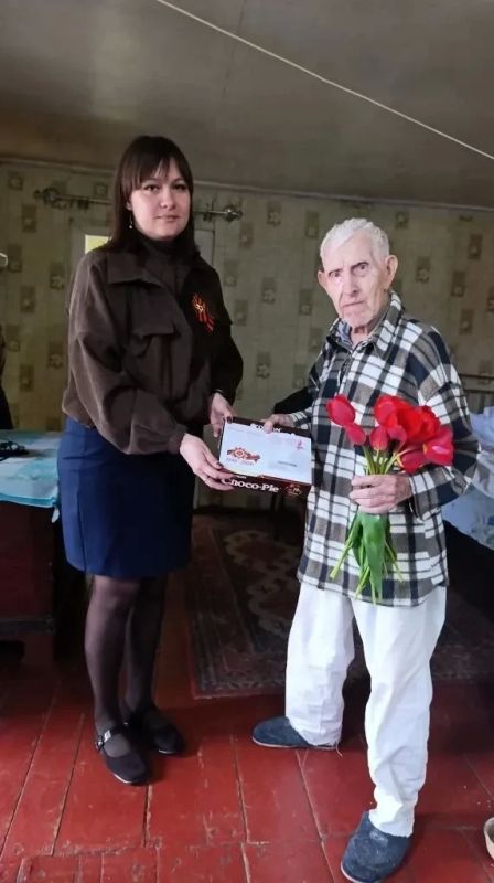 В преддверии Дня Великой Победы сотрудники отделов жизнеобеспечения Администрации городского округа город Ровеньки поздравили ветеранов Великой Отечественной войны В преддверии Дня Великой Победы сотрудники отделов жизнеобеспечения Администрации городского округа город Ровеньки поздравили ветеранов Великой Отечественной войны