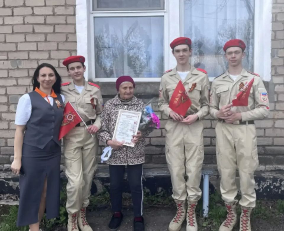 ЮНАРМЕЙЦЫ ИЗ БРЯНКИ ПОЗДРАВИЛИ ВЕТЕРАНА