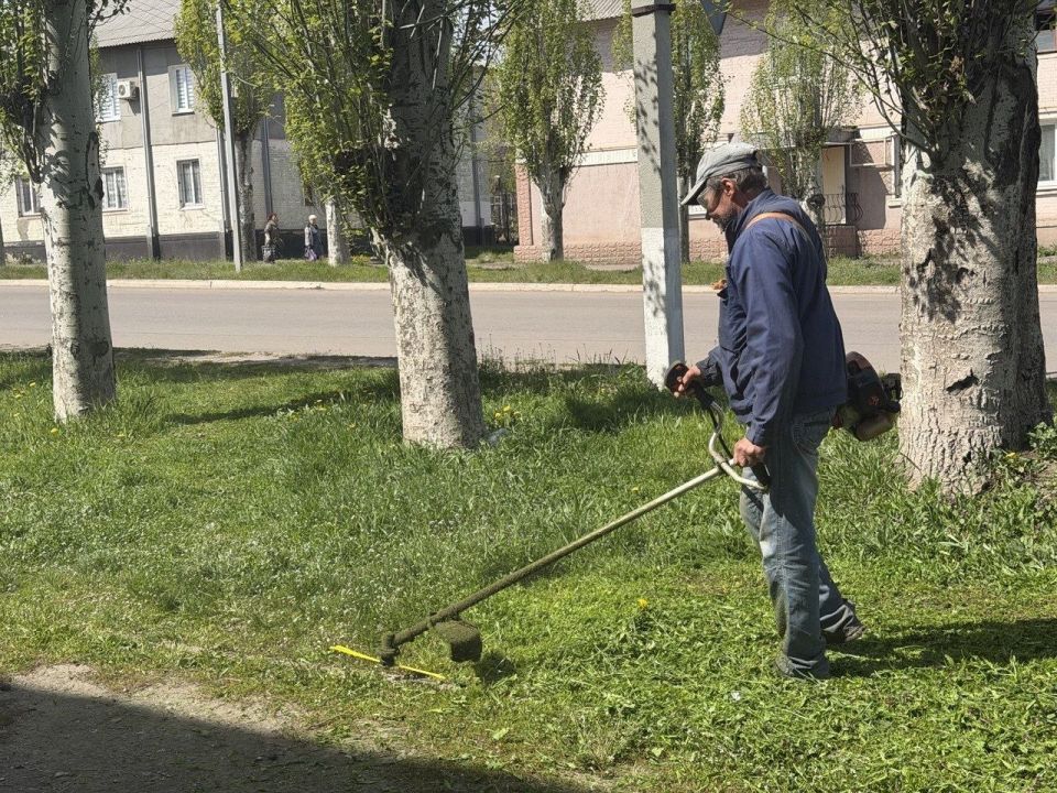 Сергей Колягин: Озеленители муниципального унитарного предприятия «Комбинат коммунальных услуг города Первомайска» провели комплекс работ по благоустройству газонной зоны вдоль улицы Макушкина Сергей Колягин: Озеленители муниципального унитарного предприятия «Комбинат коммунальных услуг города Первомайска» провели комплекс работ по благоустройству газонной зоны вдоль улицы Макушкина