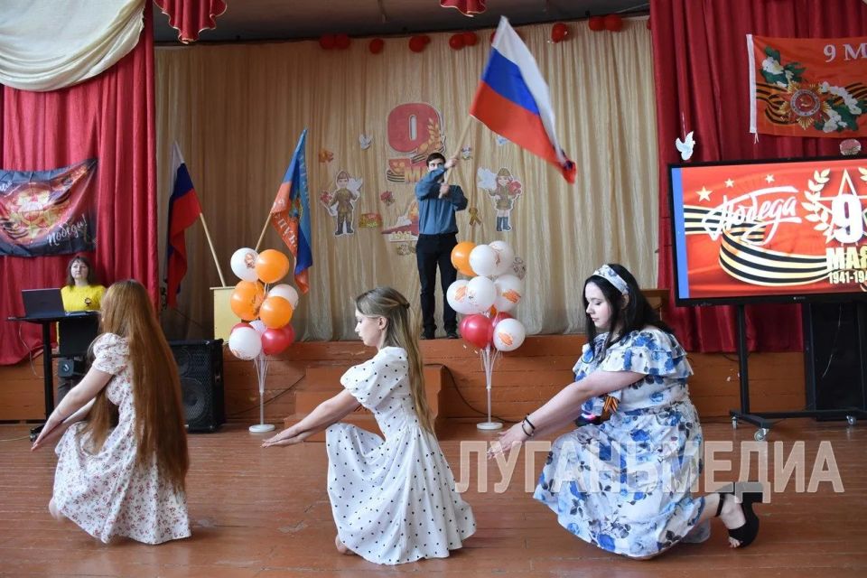 В Кировской средней школе №2 учащиеся подготовили концертную программу ко Дню Победы «Великий май, победный май»