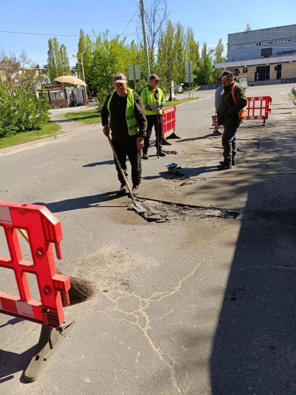 В рамках поддержания городской инфраструктуры МУП "ДЭП города Рубежное" осуществляет комплекс работ по ремонту дорожного покрытия В рамках поддержания городской инфраструктуры МУП "ДЭП города Рубежное" осуществляет комплекс работ по ремонту дорожного покрытия