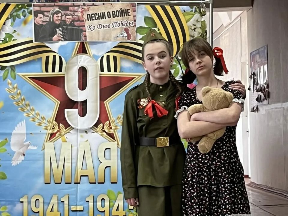 В Пролетарском УВК им. О. В. Кошевого прошла литературно-музыкальная композиция «В песнях и стихах – память о войне» В Пролетарском УВК им. О. В. Кошевого прошла литературно-музыкальная композиция «В песнях и стихах – память о войне»