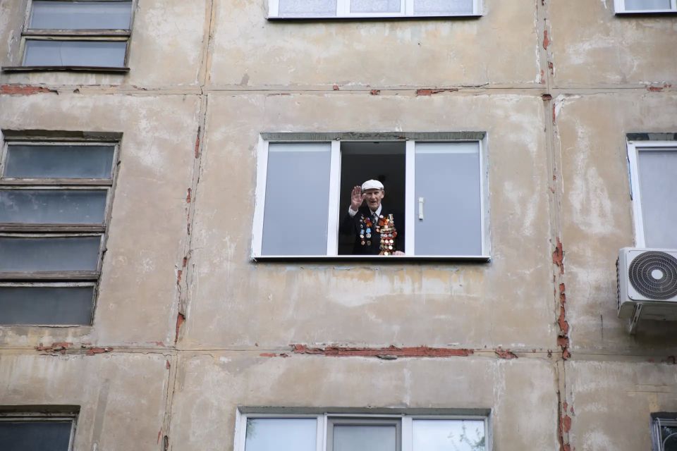 В Луганске прошли парады у домов ветеранов Великой Отечественной войны В Луганске прошли парады у домов ветеранов Великой Отечественной войны