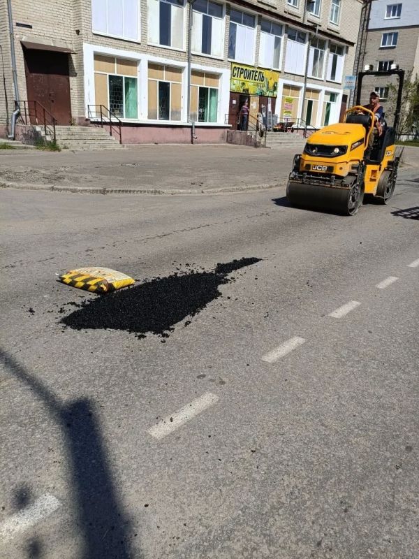 В рамках поддержания городской инфраструктуры МУП "ДЭП города Рубежное" осуществляет комплекс работ по ремонту дорожного покрытия В рамках поддержания городской инфраструктуры МУП "ДЭП города Рубежное" осуществляет комплекс работ по ремонту дорожного покрытия