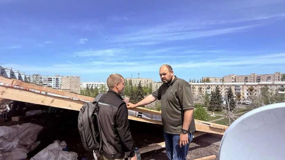 В Кировске по народной программе «Единой России» осуществили осмотр скатной крыши многоквартирного дома В Кировске по народной программе «Единой России» осуществили осмотр скатной крыши многоквартирного дома