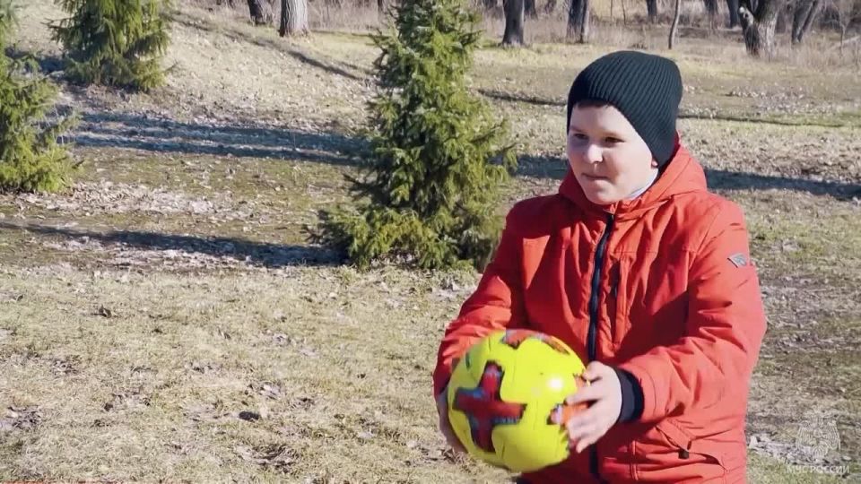 В связи с наступлением тёплой погоды и желанием детей гулять на открытых территориях, Главное управление МЧС России по ЛНР настоятельно призывает родителей провести с детьми разъяснительные беседы