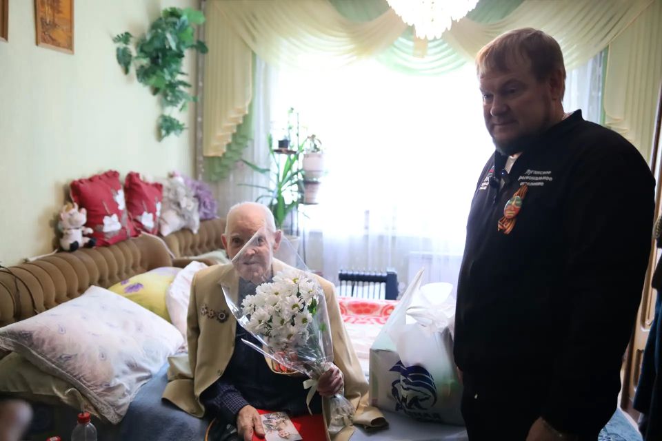 В Луганске прошли парады у домов ветеранов Великой Отечественной войны В Луганске прошли парады у домов ветеранов Великой Отечественной войны