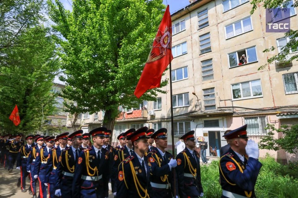 Поздравление ветеранов ВОВ Виталия Исупова и Акима Евпака в Севастополе и Ивана Оленина в Луганске (ЛНР) в рамках акции "Парад у дома ветерана", направленной на увековечивание памяти о подвигах советских воинов в годы ВОВ Поздравление ветеранов ВОВ Виталия Исупова и Акима Евпака в Севастополе и Ивана Оленина в Луганске (ЛНР) в рамках акции "Парад у дома ветерана", направленной на увековечивание памяти о подвигах советских воинов в годы ВОВ