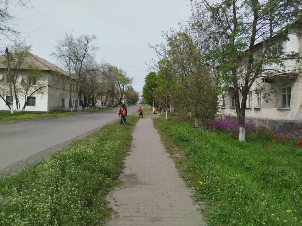 Сегодня сотрудники МУП «ЖЭК» города Ровеньки ведут покос обочин улично-дорожной сети ул. Герцена в пгт Дзержинский Сегодня сотрудники МУП «ЖЭК» города Ровеньки ведут покос обочин улично-дорожной сети ул. Герцена в пгт Дзержинский