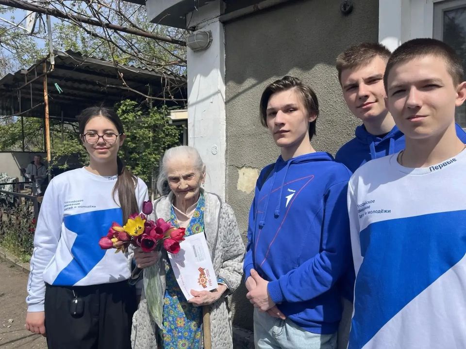 В преддверии 9 мая школьники и активисты поздравляют ветеранов В преддверии 9 мая школьники и активисты поздравляют ветеранов