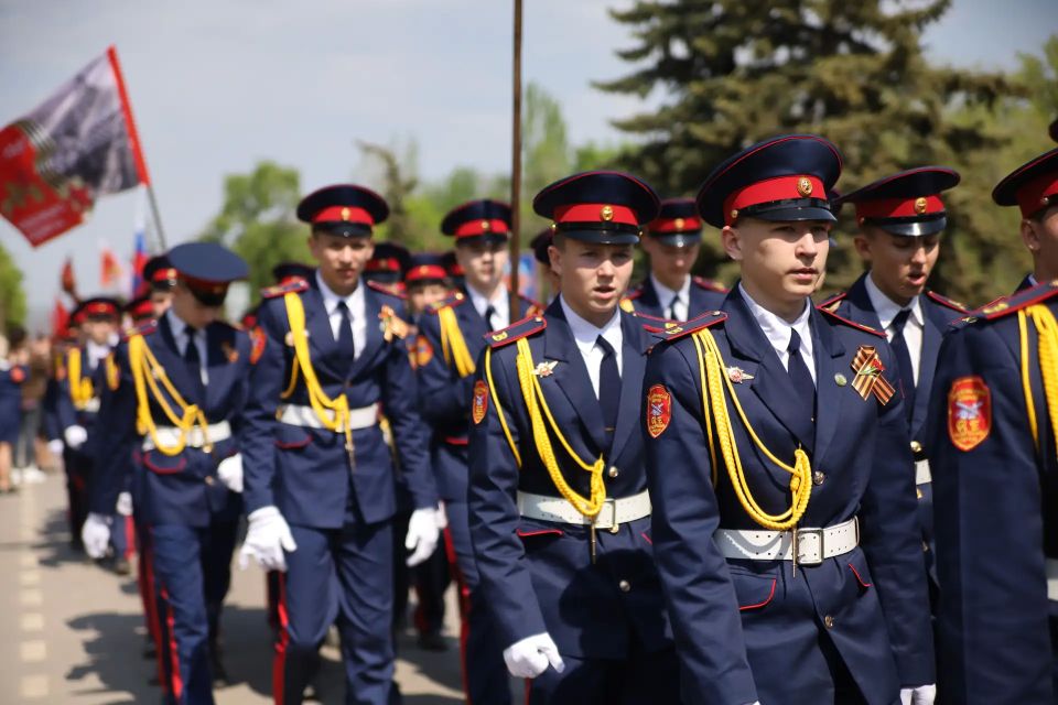 В Луганске прошли парады у домов ветеранов Великой Отечественной войны В Луганске прошли парады у домов ветеранов Великой Отечественной войны