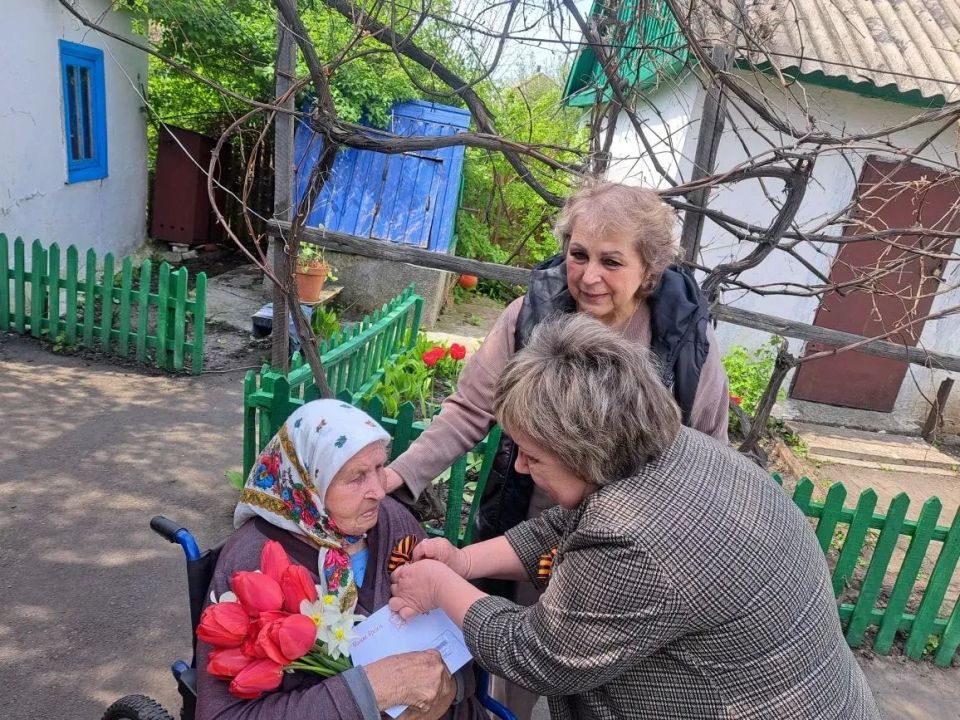 В преддверии Дня Великой Победы сотрудники отделов жизнеобеспечения Администрации городского округа город Ровеньки поздравили ветеранов Великой Отечественной войны В преддверии Дня Великой Победы сотрудники отделов жизнеобеспечения Администрации городского округа город Ровеньки поздравили ветеранов Великой Отечественной войны