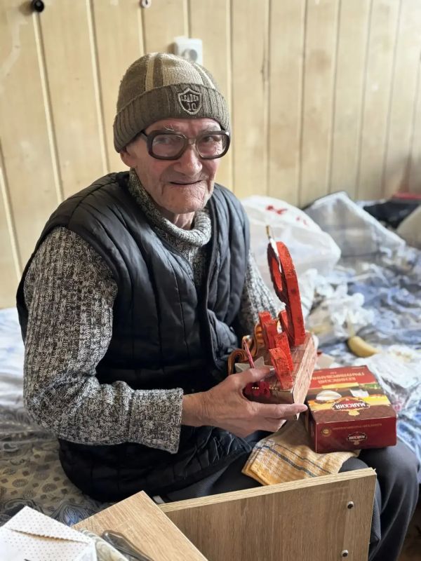 Учащиеся Ровеньковской школы № 3 им. А.Ф. Бурды поздравили участников СВО и детей войны с 9 мая Учащиеся Ровеньковской школы № 3 им. А.Ф. Бурды поздравили участников СВО и детей войны с 9 мая