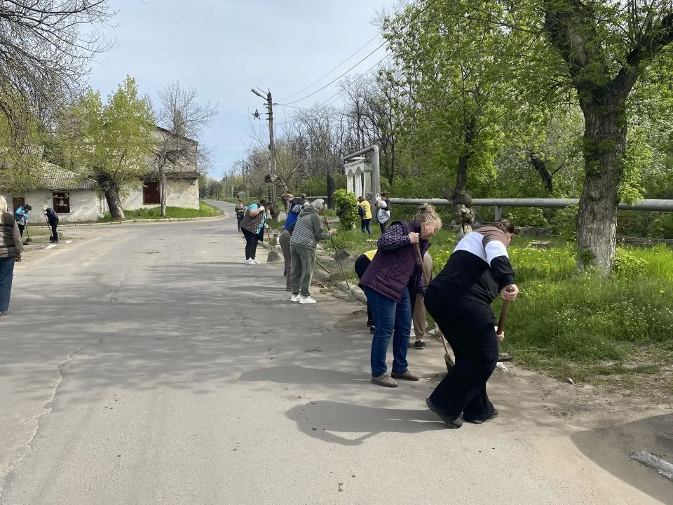Шестого мая в преддверии государственных праздников Дня Победы и Дня Луганской Народной Республики сотрудники ГБУ ЛНР «Краснолучский КЦСОН» и социальные работники уч. № 51, № 52 (п. Запорожье)провели субботник Шестого мая в преддверии государственных праздников Дня Победы и Дня Луганской Народной Республики сотрудники ГБУ ЛНР «Краснолучский КЦСОН» и социальные работники уч. № 51, № 52 (п. Запорожье)провели субботник