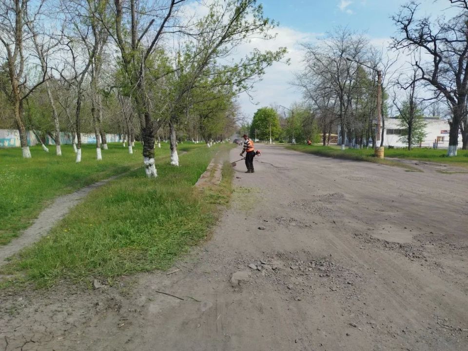 Андрей Рубанцов: Ровеньковские коммунальщики косят траву и наводят порядок на улицах города Андрей Рубанцов: Ровеньковские коммунальщики косят траву и наводят порядок на улицах города