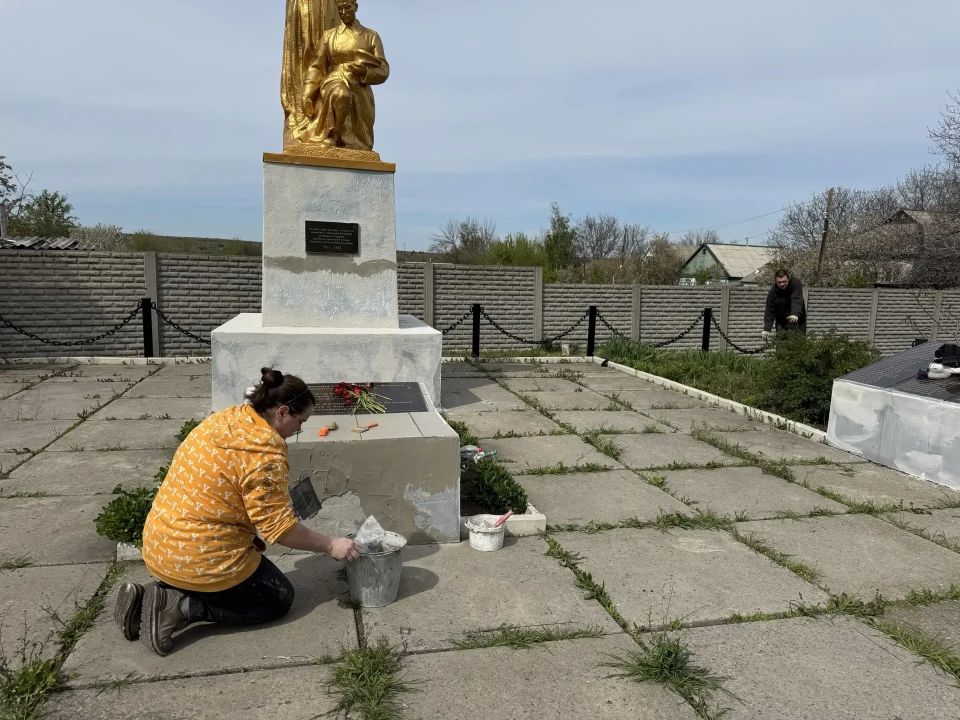 В преддверии празднования Дня Великой Победы на территории пгт Большекаменка по улице Ленина работниками МУП «ЖЭК» г. Ровеньки в рамках заключенного контракта начаты работы по косметическому ремонту памятного знака ВОВ В преддверии празднования Дня Великой Победы на территории пгт Большекаменка по улице Ленина работниками МУП «ЖЭК» г. Ровеньки в рамках заключенного контракта начаты работы по косметическому ремонту памятного знака ВОВ