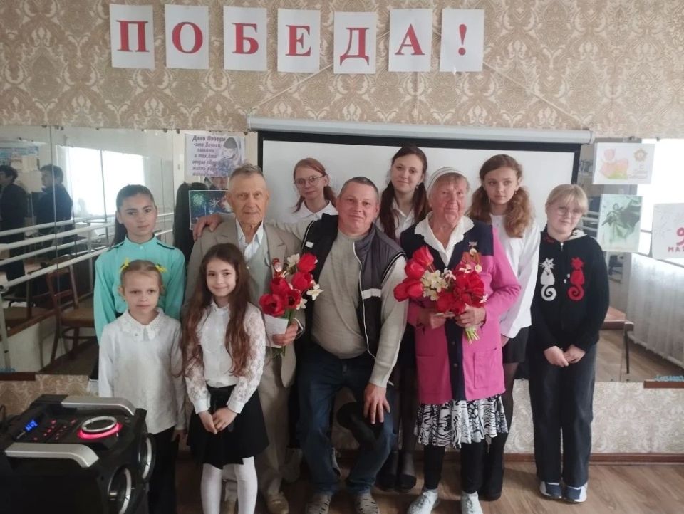 В городе Новодружеск Администрация и ученики школы поздравили ветеранов с наступающим Днем Победы В городе Новодружеск Администрация и ученики школы поздравили ветеранов с наступающим Днем Победы
