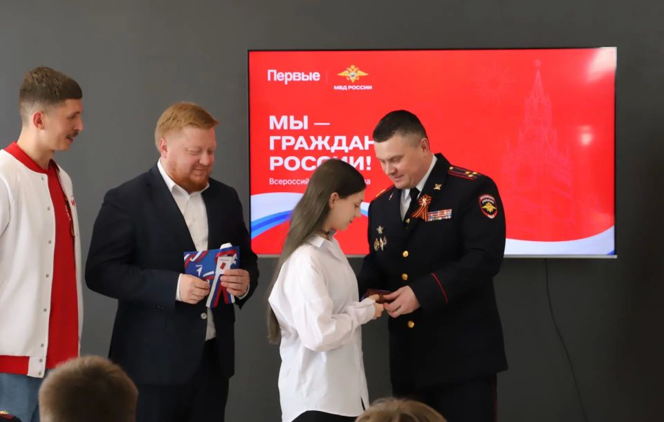 Замминистра внутренних дел по региону Дмитрий Семёнов принял участие в церемонии вручения паспортов 20-ти юным луганчанам Замминистра внутренних дел по региону Дмитрий Семёнов принял участие в церемонии вручения паспортов 20-ти юным луганчанам