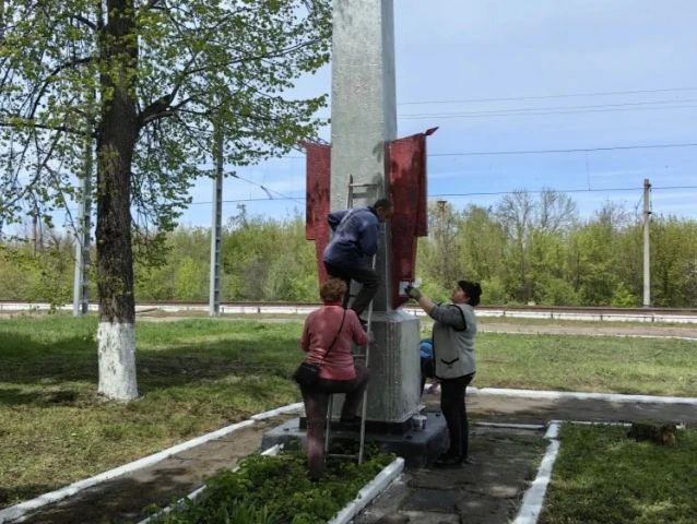6 мая работниками отдела по ОЖД пгт Комиссаровка МУП «Перевальскжилсервиз», ДК, библиотеки была проведена уборка территории возле братской могилы советских воинов в пос 6 мая работниками отдела по ОЖД пгт Комиссаровка МУП «Перевальскжилсервиз», ДК, библиотеки была проведена уборка территории возле братской могилы советских воинов в пос