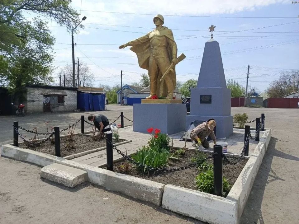 Сегодня сотрудники МУП «ЖЭК» города Ровеньки ведут покос обочин улично-дорожной сети ул. Герцена в пгт Дзержинский Сегодня сотрудники МУП «ЖЭК» города Ровеньки ведут покос обочин улично-дорожной сети ул. Герцена в пгт Дзержинский
