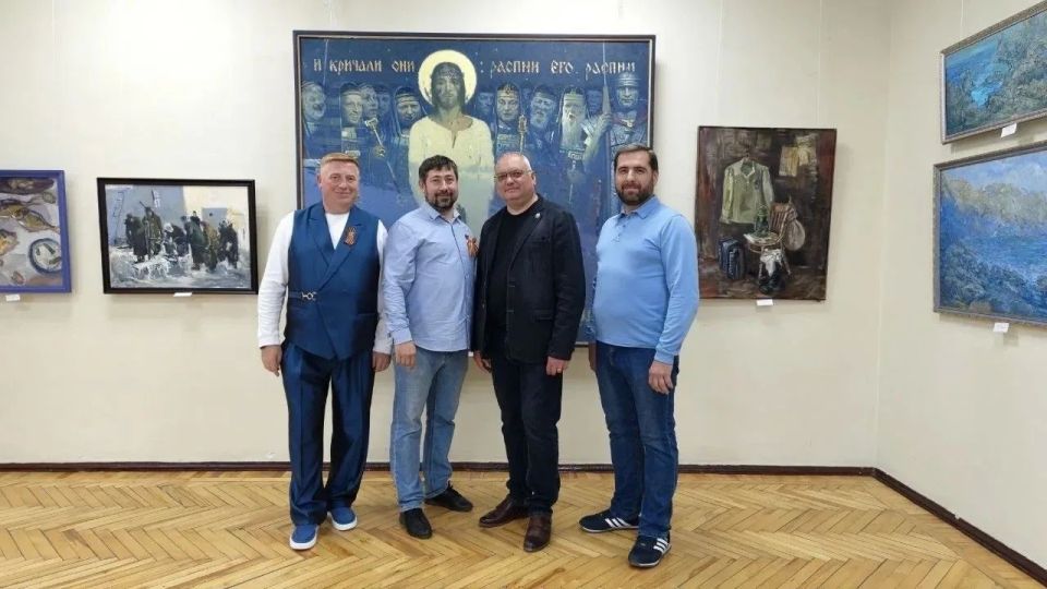 В Галерее искусств Луганского художественного музея состоялось открытие Республиканской художественной выставки членов Союза художников ЛНР, приуроченной к Дню Победы в Великой Отечественной войне В Галерее искусств Луганского художественного музея состоялось открытие Республиканской художественной выставки членов Союза художников ЛНР, приуроченной к Дню Победы в Великой Отечественной войне