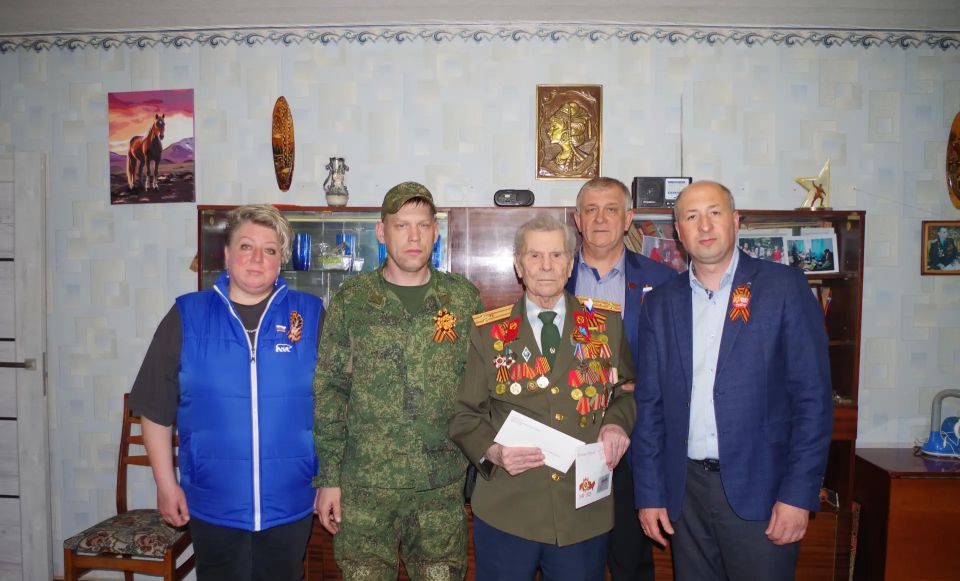 Ветеранов Великой Отечественной войны поздравили с наступающим Днем Победы Ветеранов Великой Отечественной войны поздравили с наступающим Днем Победы