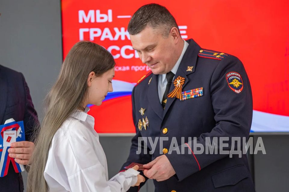 В Луганске состоялась торжественная церемония выдачи паспортов гражданина Российской Федерации В Луганске состоялась торжественная церемония выдачи паспортов гражданина Российской Федерации