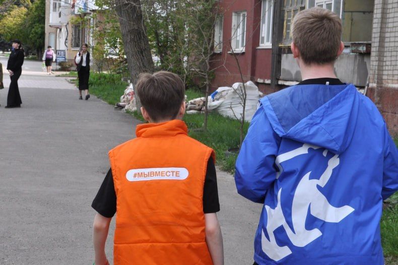 В преддверии Дня Победы волонтёры Добро.Центра МБУ ЦД «Победа» совместно с партией «Единая Россия» провели патриотическую акцию: они раздавали георгиевские ленты жителям города на улице Энгельса В преддверии Дня Победы волонтёры Добро.Центра МБУ ЦД «Победа» совместно с партией «Единая Россия» провели патриотическую акцию: они раздавали георгиевские ленты жителям города на улице Энгельса