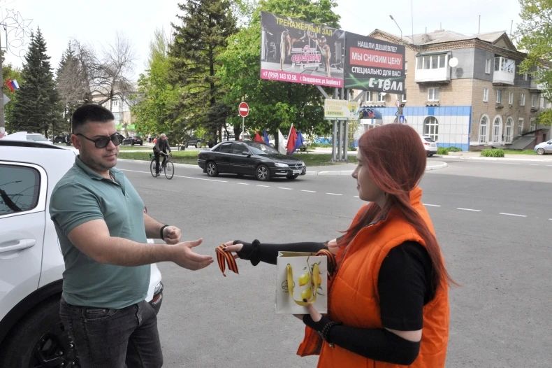 В преддверии 9 мая свердловчанам вручили символ Победы В преддверии 9 мая свердловчанам вручили символ Победы