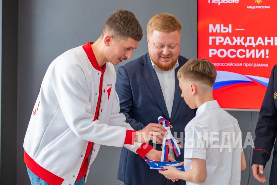 В Луганске состоялась торжественная церемония выдачи паспортов гражданина Российской Федерации В Луганске состоялась торжественная церемония выдачи паспортов гражданина Российской Федерации