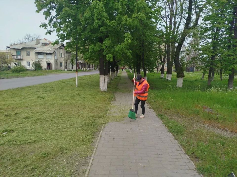 Андрей Рубанцов: Покос травы в Ровеньках: коммунальщики ведут весеннюю уборку Андрей Рубанцов: Покос травы в Ровеньках: коммунальщики ведут весеннюю уборку