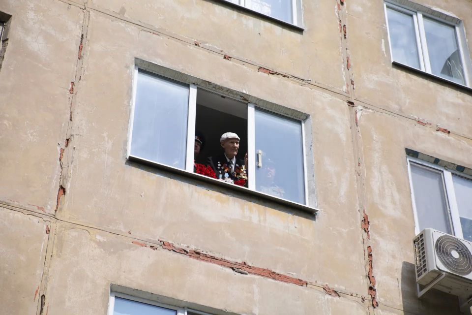 В Луганске прошли парады у домов ветеранов Великой Отечественной войны В Луганске прошли парады у домов ветеранов Великой Отечественной войны