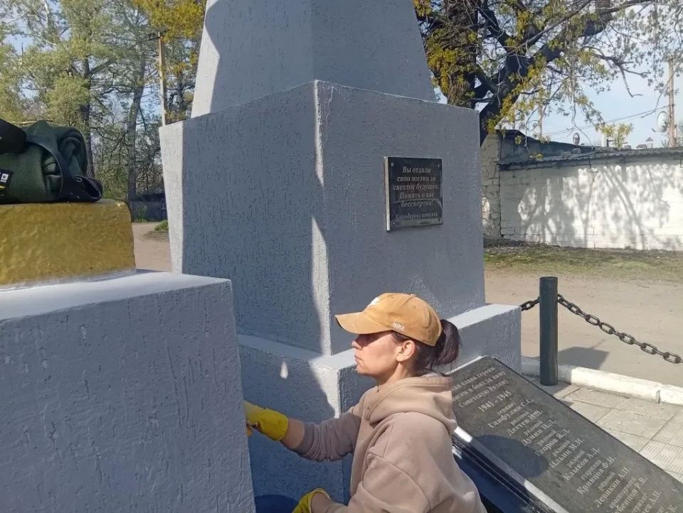 Сегодня сотрудники МУП «ЖЭК» города Ровеньки ведут покос обочин улично-дорожной сети ул. Герцена в пгт Дзержинский Сегодня сотрудники МУП «ЖЭК» города Ровеньки ведут покос обочин улично-дорожной сети ул. Герцена в пгт Дзержинский