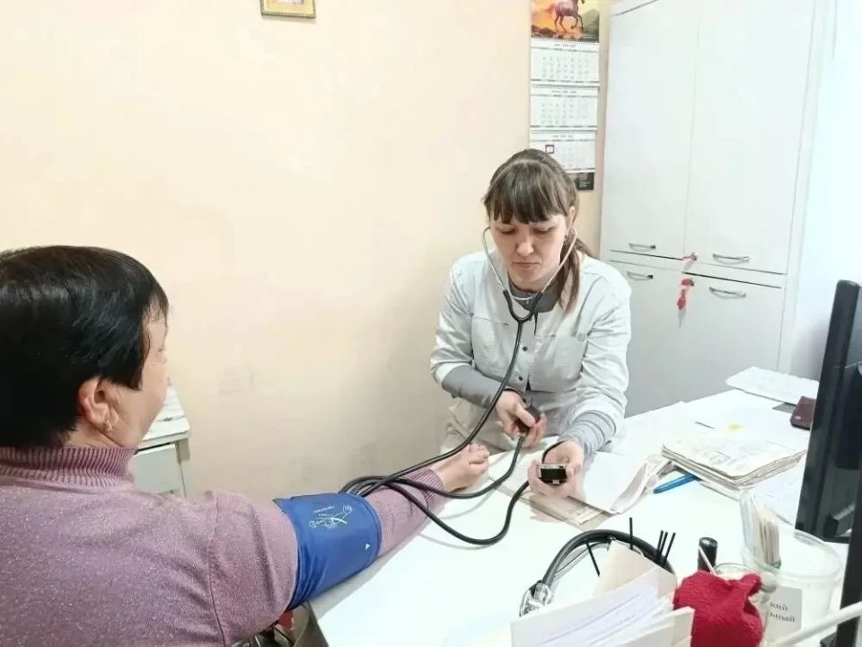 Специалист Славяносербской ЦРБ осмотрел жителей пгт.Лотиково