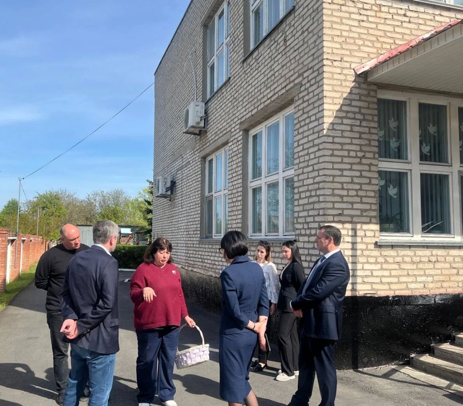Директор Территориального фонда обязательного медицинского страхования Луганской Народной Республики Алексей Сергеевич Рощин и Молодежный совет навестили самых маленьких жителей Республики Директор Территориального фонда обязательного медицинского страхования Луганской Народной Республики Алексей Сергеевич Рощин и Молодежный совет навестили самых маленьких жителей Республики