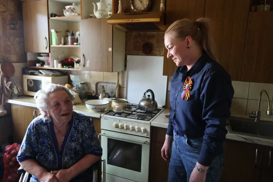 В канун Дня Победы представители администрации с глубоким уважением и теплотой посетили наших уважаемых ветеранов В канун Дня Победы представители администрации с глубоким уважением и теплотой посетили наших уважаемых ветеранов